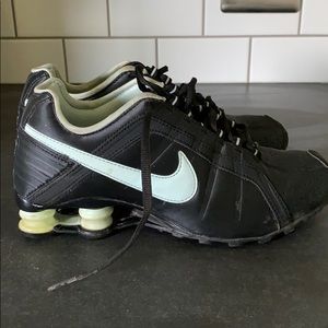 NIKE SHOX SIZE 7.5